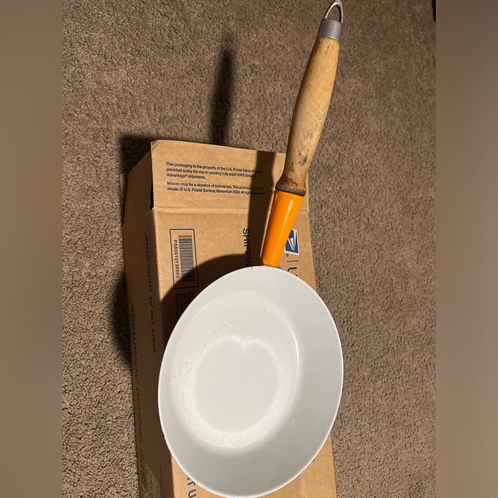 Le Creuset   Frying Pan. READ DESCRIPTION